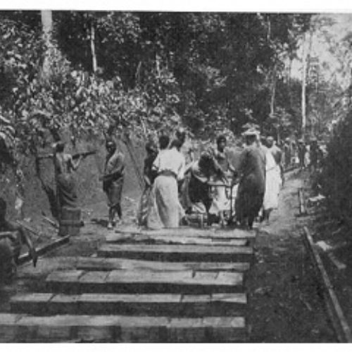 Pose de traverses de bois rougeâtre ce qui fera écrire, par un journaliste parisien que les trains du C.F.L. roulent sur de l’acajou… (R.J.Cornet : »Maniéma)