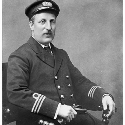 Charles Algemon Fryatt, né le 02 décembre 1872 à Southampton et décédé le 27 juillet 1916 à Bruges. Commandant du SS Brussels, il a été capturé au large des Pays-Bas en 1916 par les Allemands , traduit en cour martiale et condamné à mort à Bruges. En 1919, son corps a été inhumé avec tous les honneurs en Angleterre.