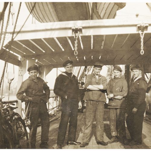 5 matelots sur le pont de l'Avenir