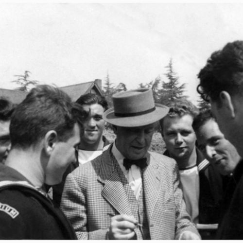 Des marins de l'Artevelde et Maurice Chevalier