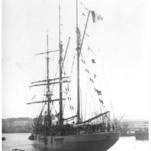 Le navire-école belge a quitté Anvers pour une croisière, on le voit ici s'éloignant du quai où il était amarré le 15 décembre 1953.