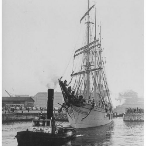 Le navire-école belge a quitté Anvers pour une croisière, on le voit ici s'éloignant du quai où il était amarré le 15 décembre 1953.