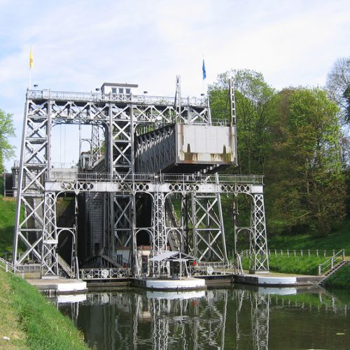 Ecluse sur le vieux canal du centre