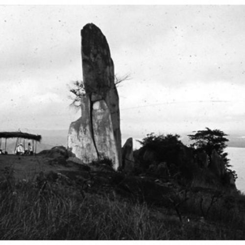 Monolithe sur la rive droite du fleuve en aval de Boma