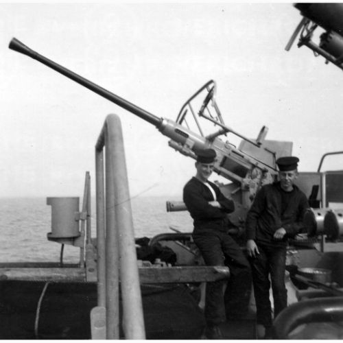 Latinis et Lebon devant le Bofors a440mm